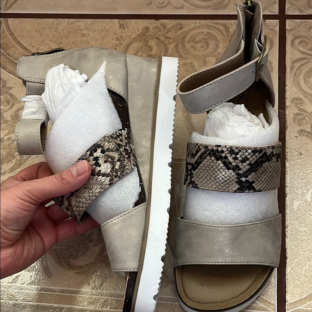 Stylish Women's Sandals with Snake Print Accents